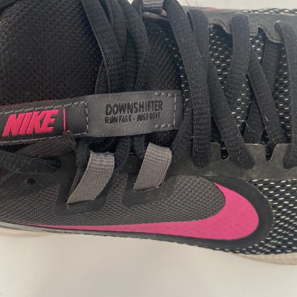 Nike Downshifter 9 Womens Sneakers Running Shoes Lace Up Black Pink Size 7.5 - Picture 3 of 4
